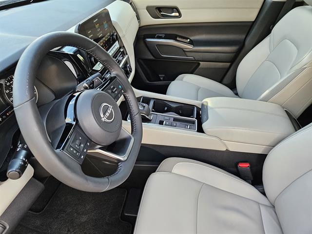 2023 Nissan Pathfinder SL photo 7