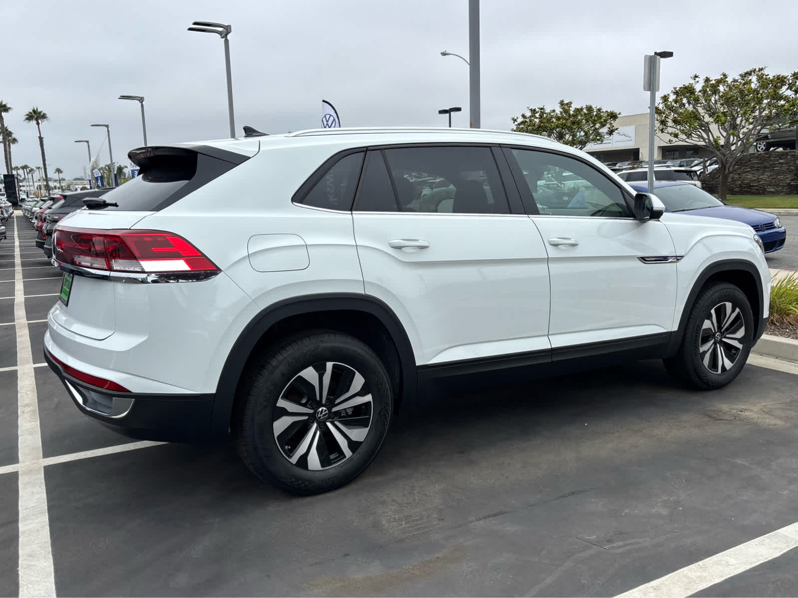2025 Volkswagen Atlas Cross Sport SE photo 2