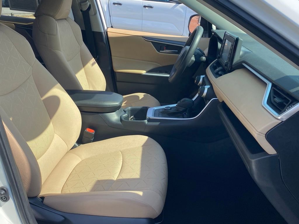 2022 Toyota RAV4 Hybrid XLE photo 12