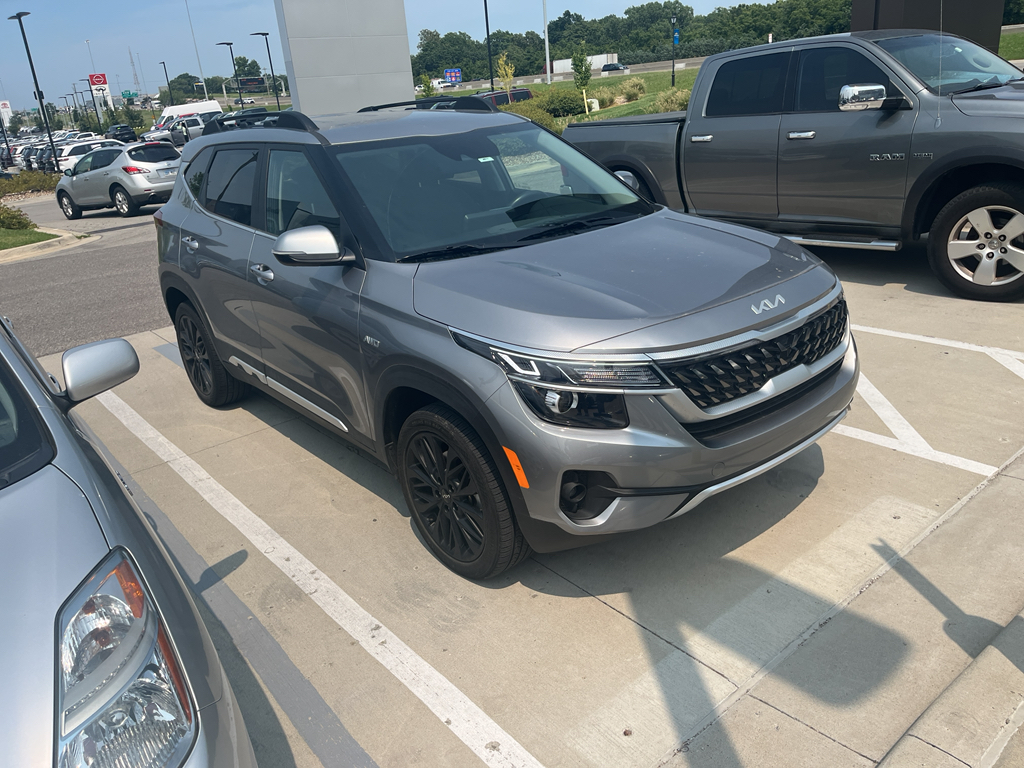 2022 Kia Seltos Nightfall Edition photo 2