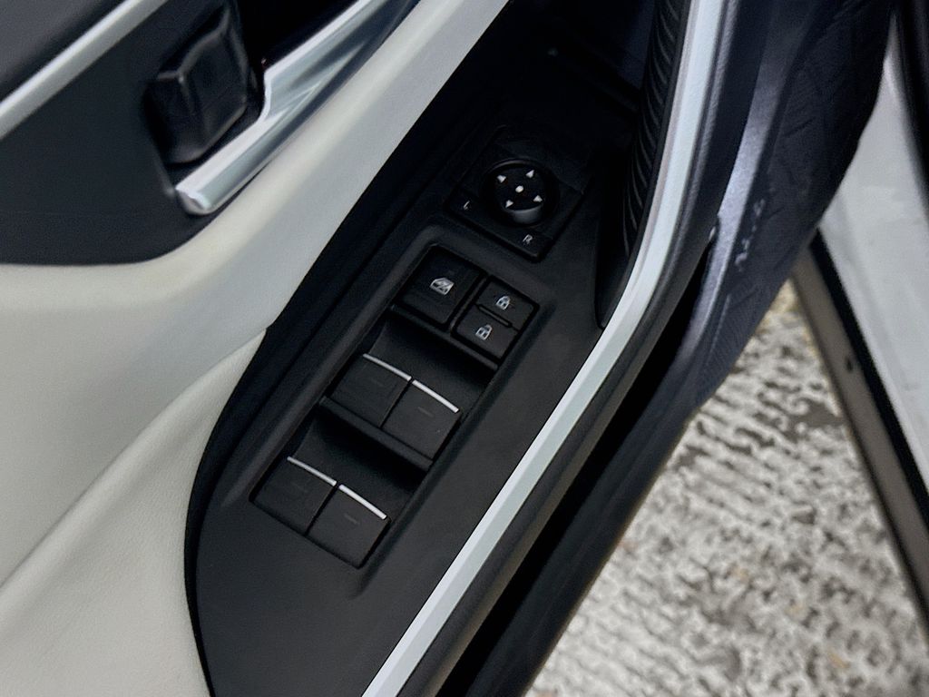 2023 Toyota RAV4 XLE photo 15