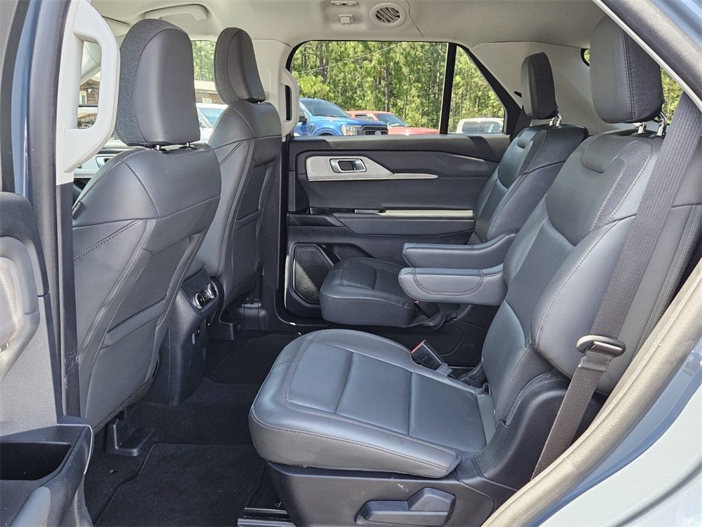 2025 Ford Explorer photo 5