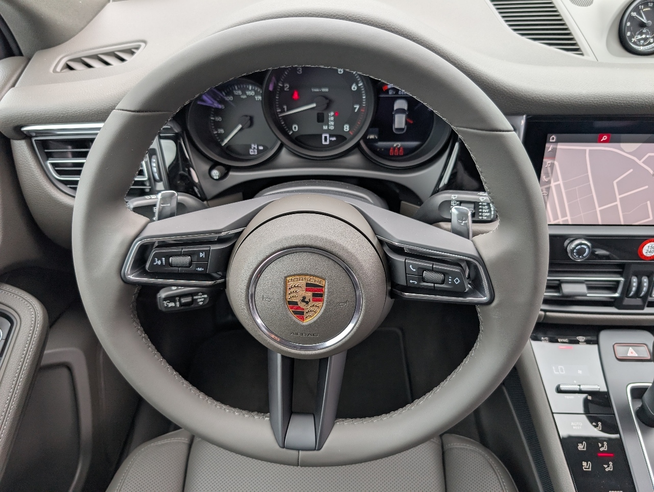 2025 Porsche Macan T photo 18