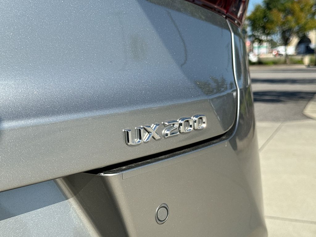 2022 Lexus UX 200 F SPORT photo 9