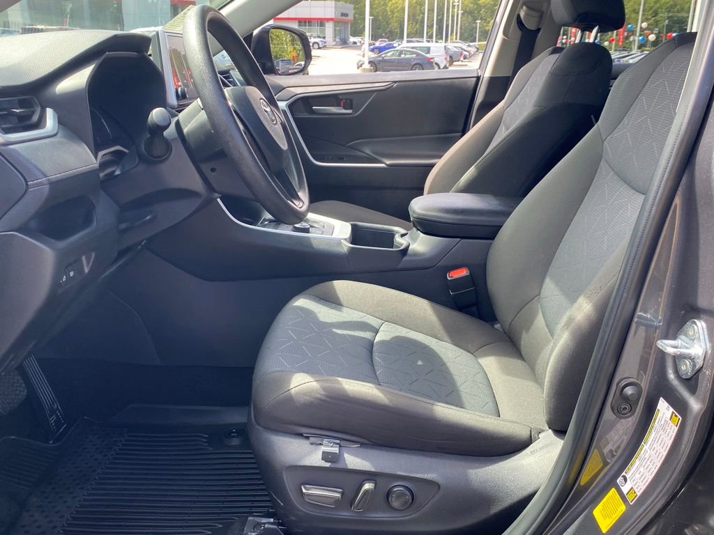 2025 Toyota RAV4 Hybrid XLE photo 5