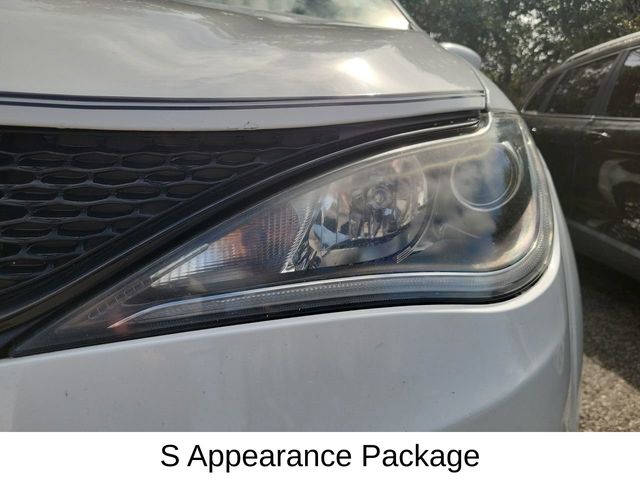 2020 Chrysler Pacifica Touring photo 5