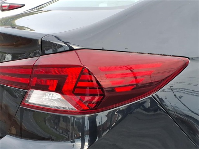 2019 Hyundai Elantra SE photo 16