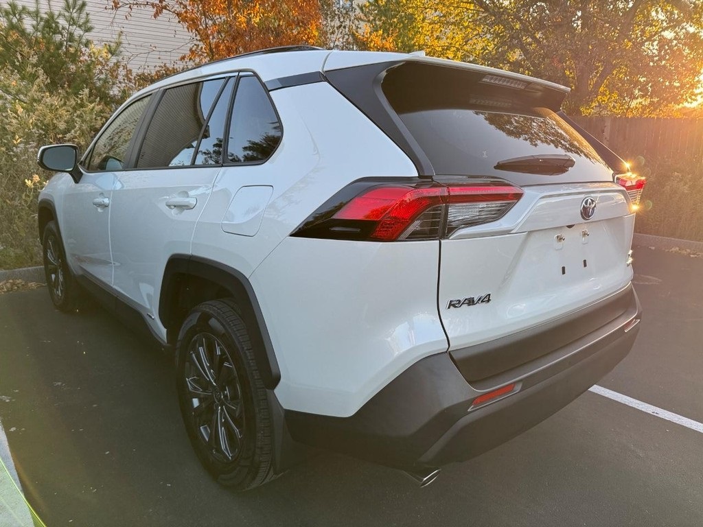 2022 Toyota RAV4 Hybrid XLE Premium photo 4