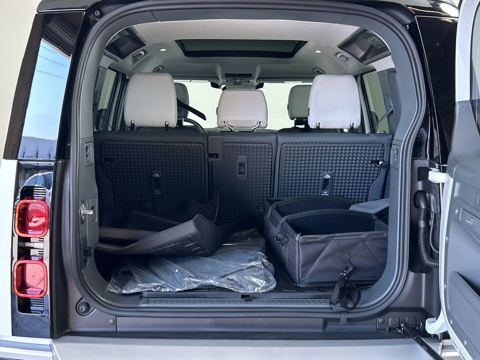 2025 Land Rover Defender 110 S photo 29