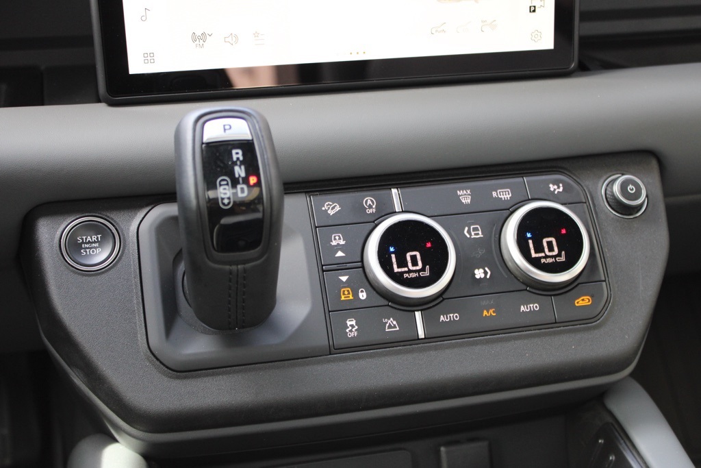 2023 Land Rover Defender 110 X-Dynamic SE photo 17