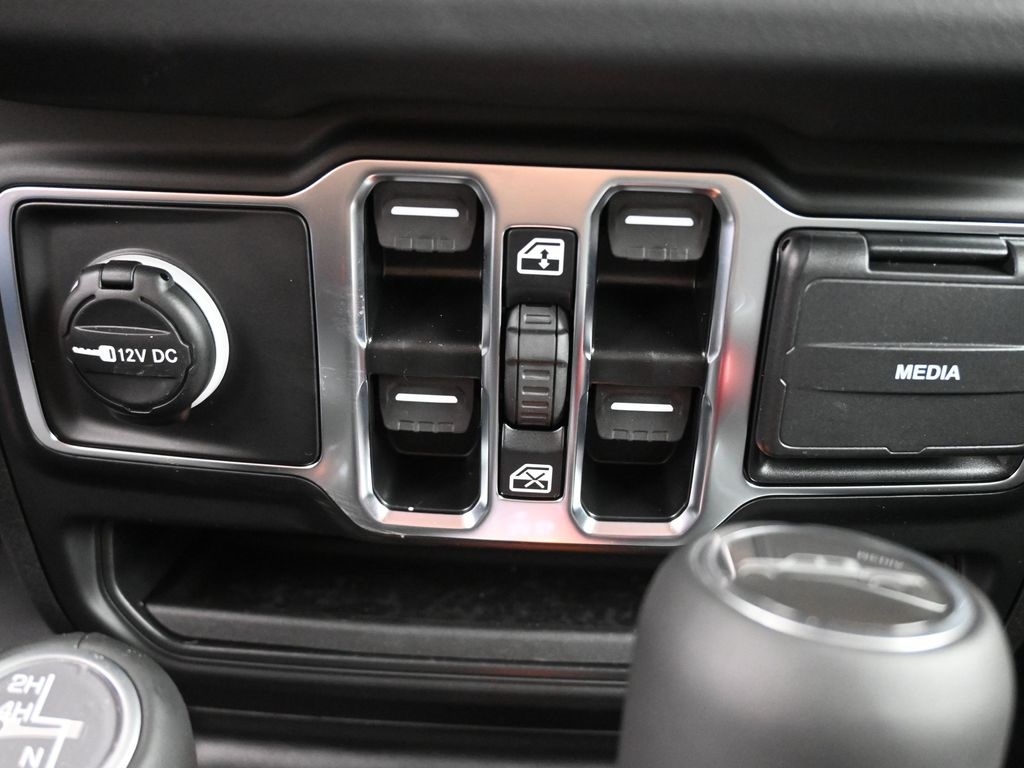 2025 Jeep Gladiator Sport photo 3