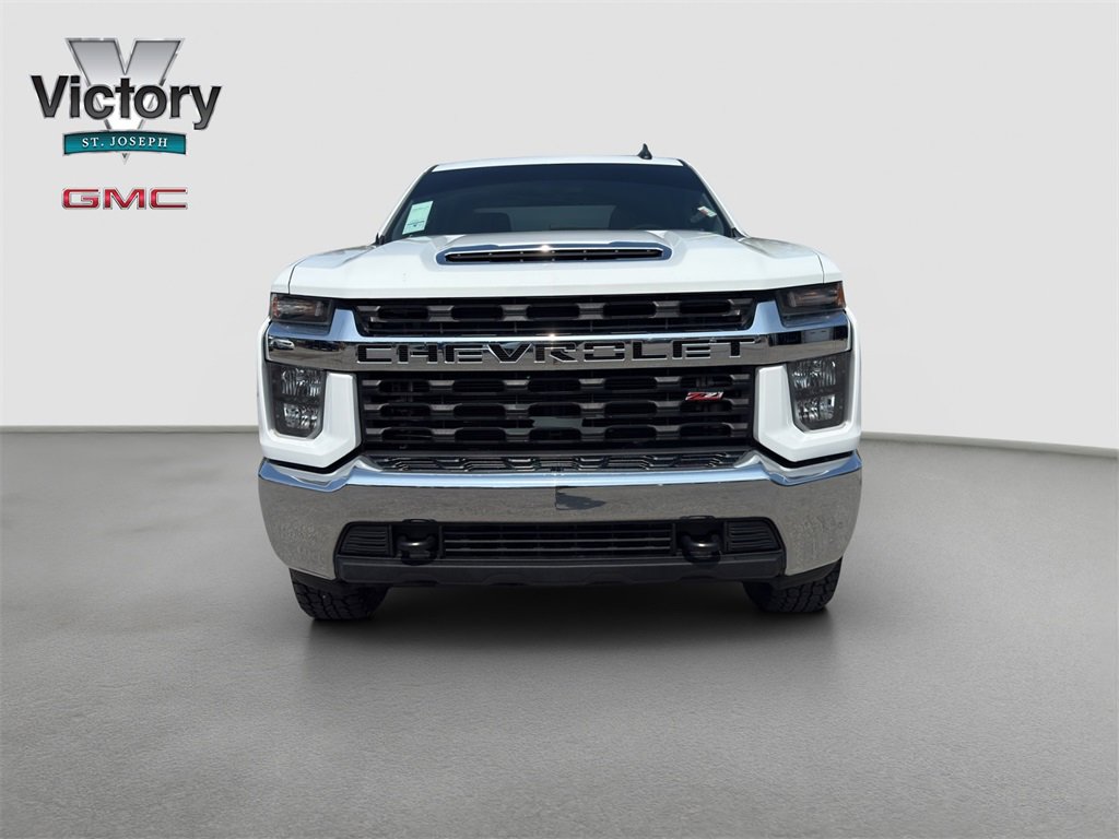 2021 Chevrolet Silverado LT photo 3