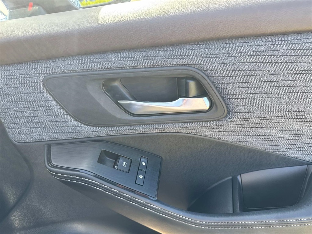 2023 Nissan Rogue SV photo 13