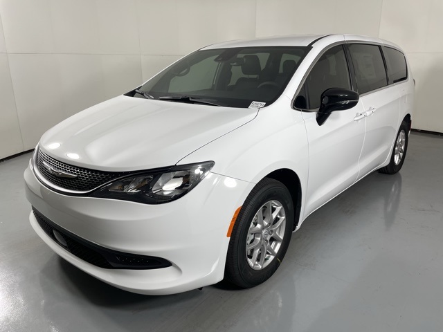 2025 Chrysler Voyager LX photo 4