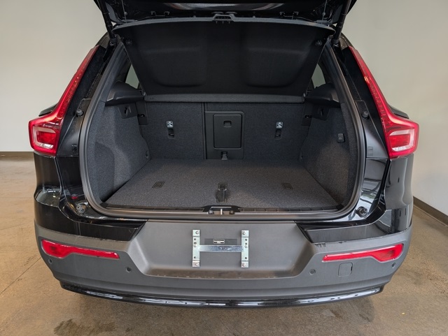 2026 Volvo XC40 Plus photo 3