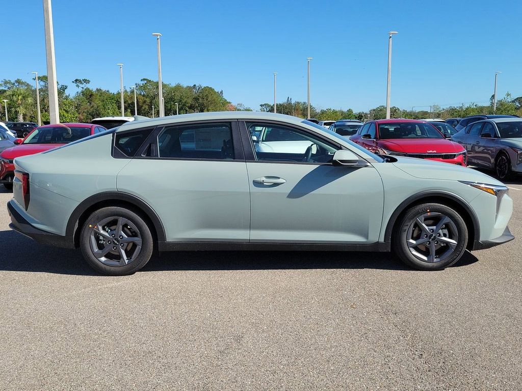 2025 Kia K4 LXS photo 4