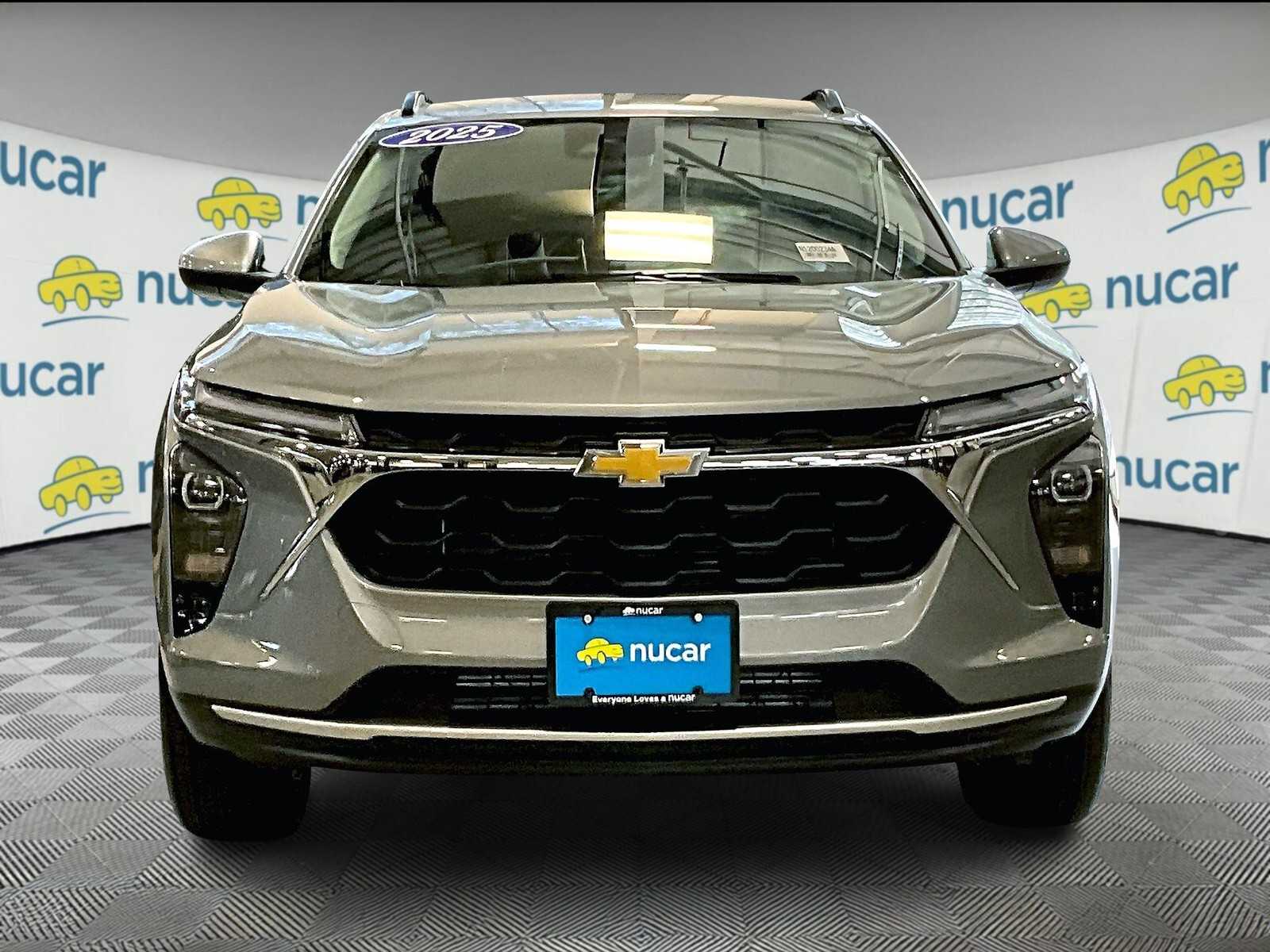 2025 Chevrolet Trax LT photo 2