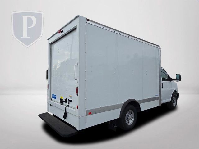 2024 Chevrolet Express Cutaway 3500 photo 2