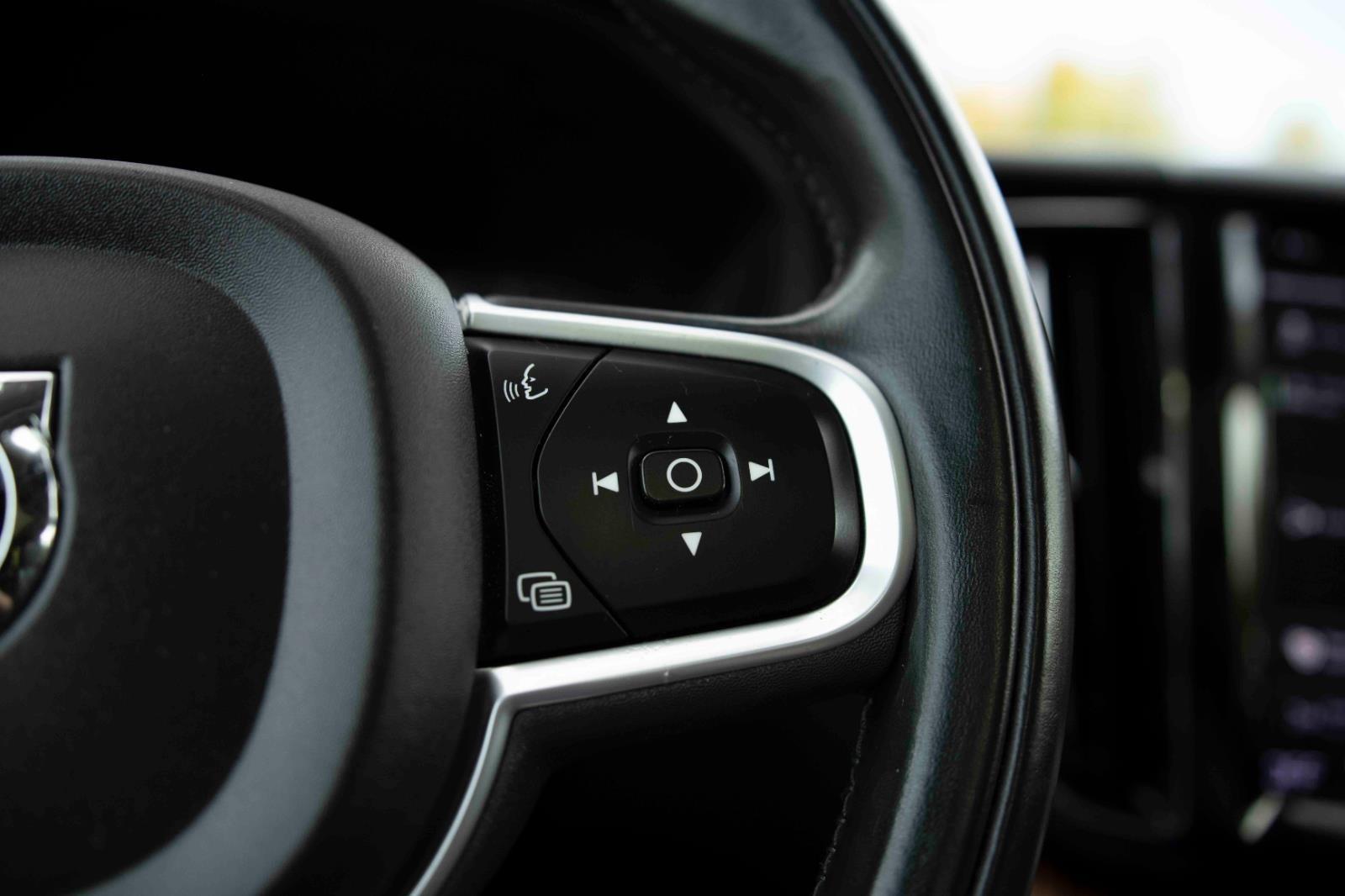 2021 Volvo XC60 Momentum photo 6