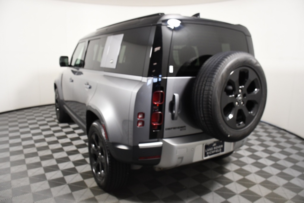 2023 Land Rover Defender 110 SE photo 4