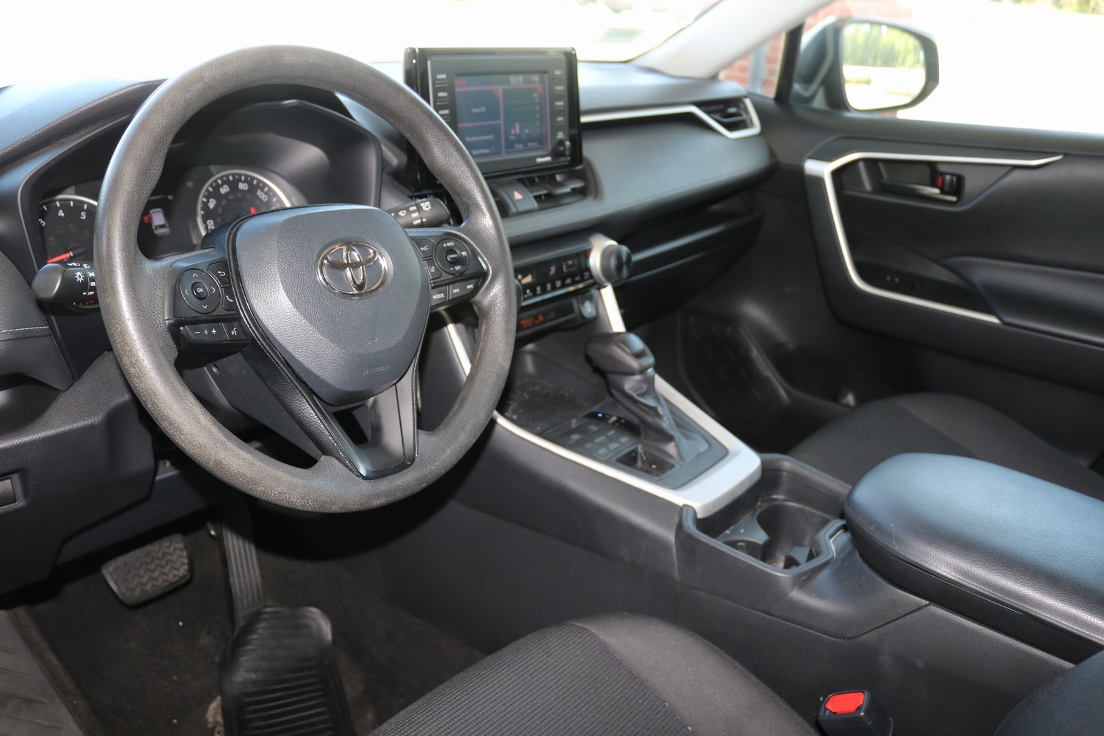 2021 Toyota RAV4 LE photo 2