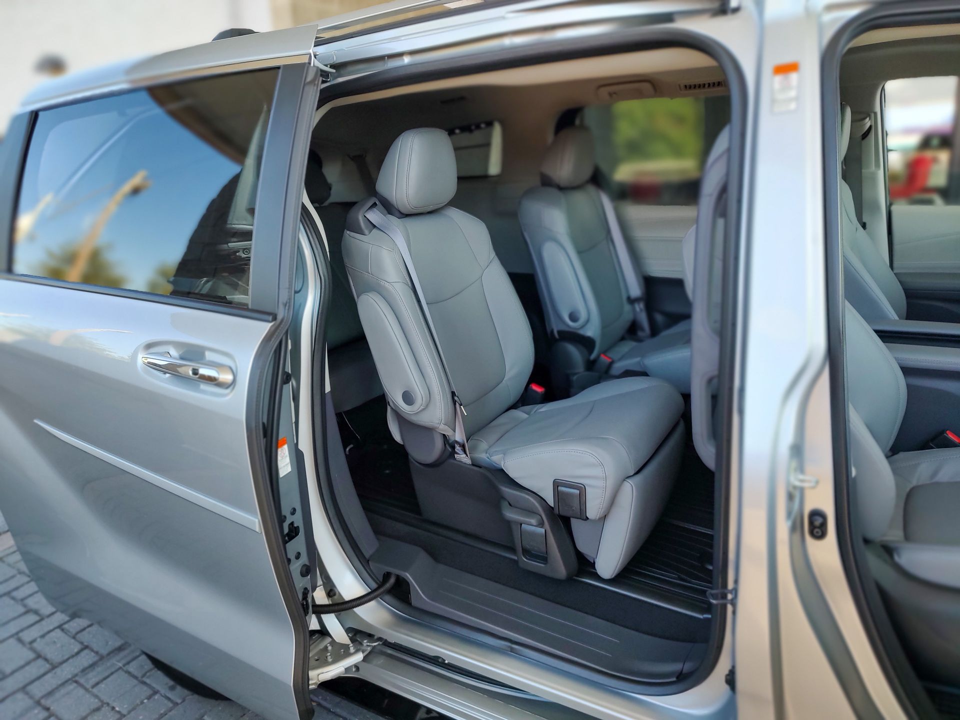 2024 Toyota Sienna Limited photo 12