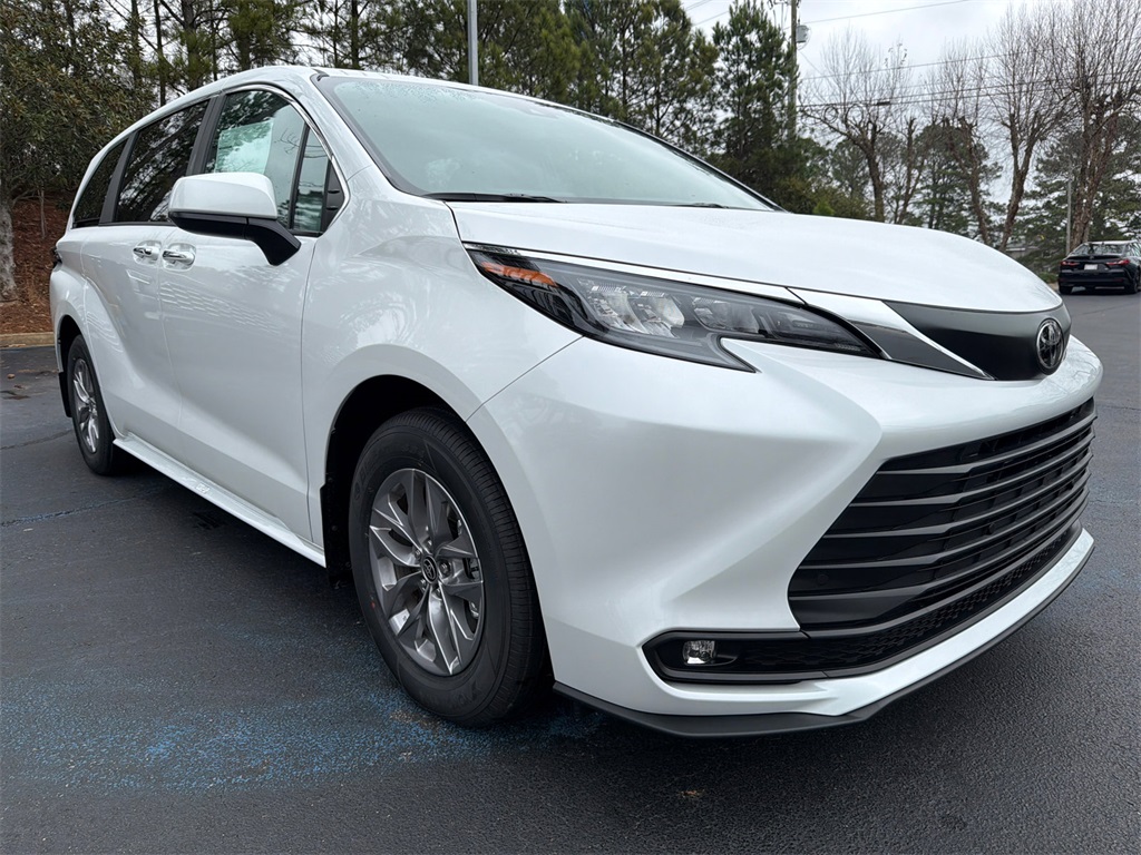 2026 Toyota Sienna XLE's photo