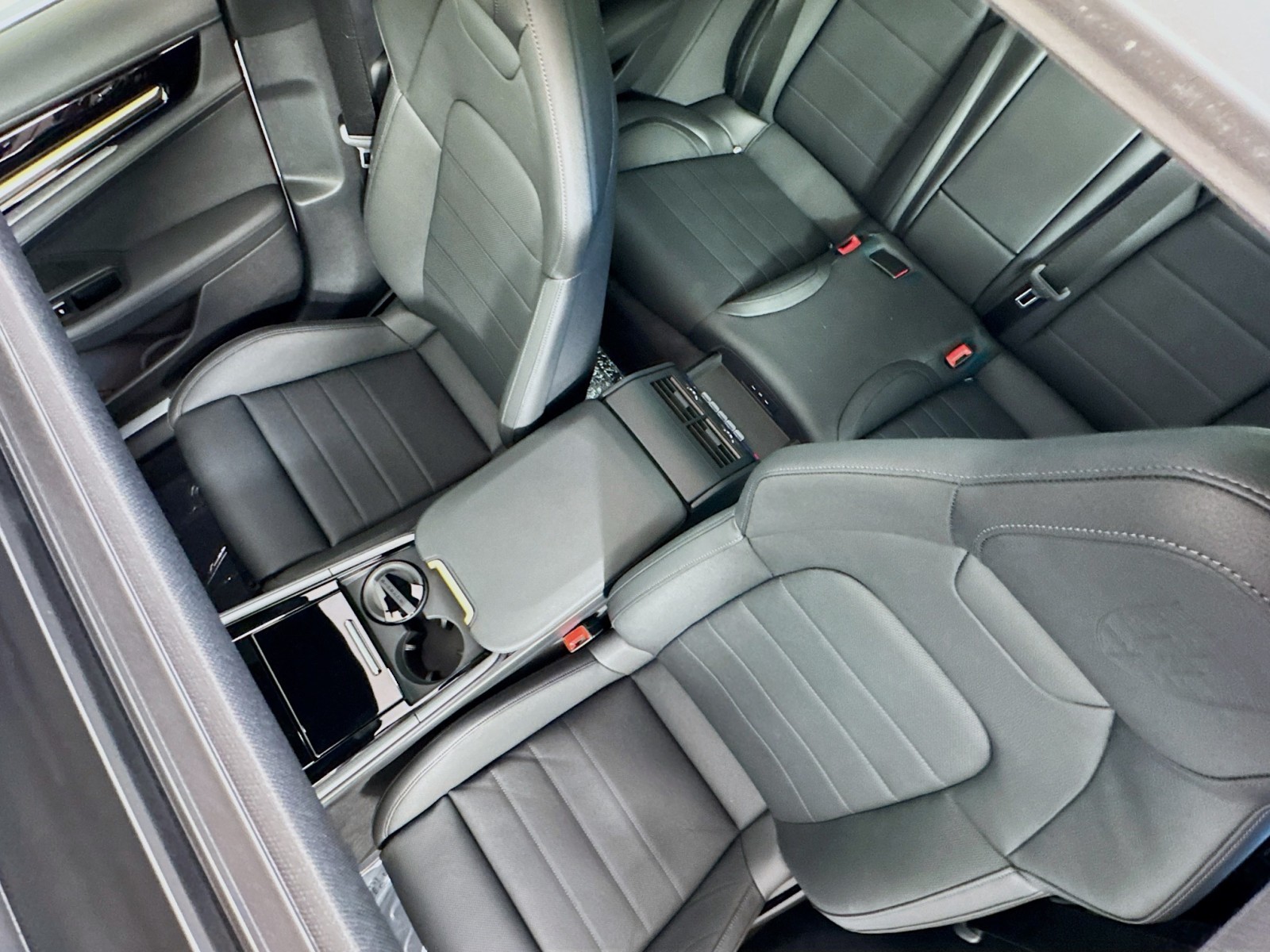 2025 Porsche Panamera 4 photo 19