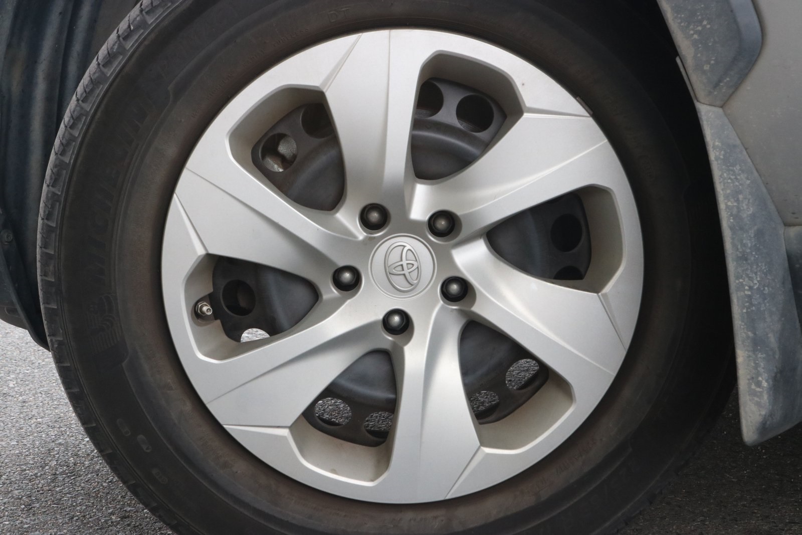 2019 Toyota RAV4 LE photo 3