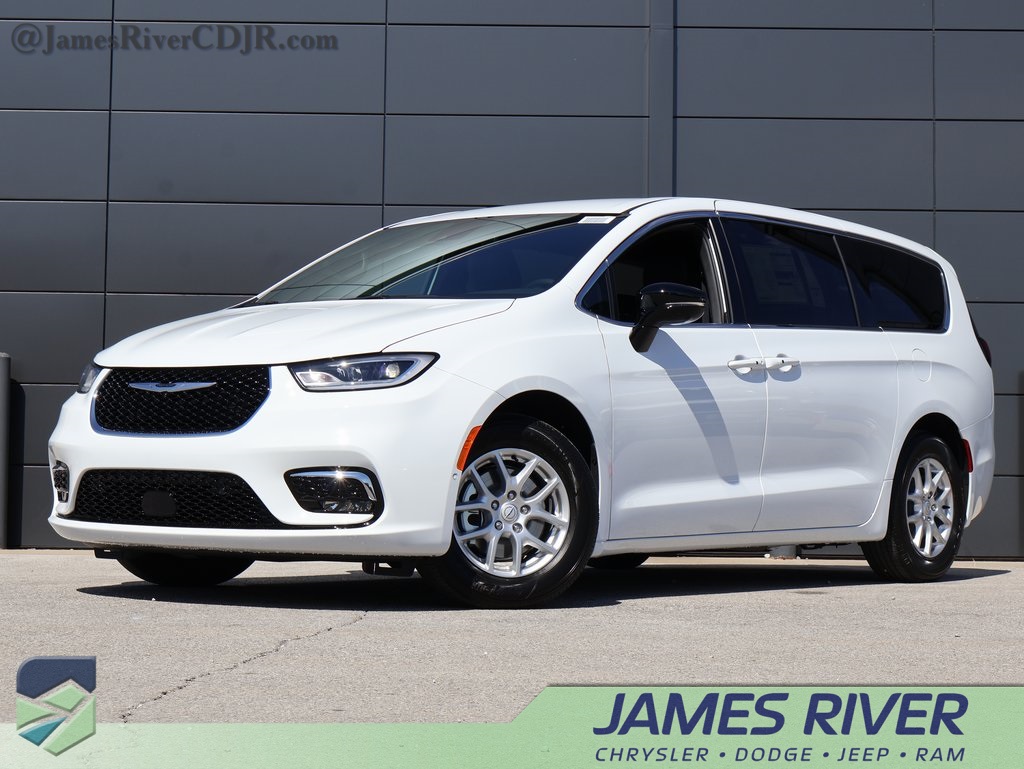 2026 Chrysler Pacifica Select's photo