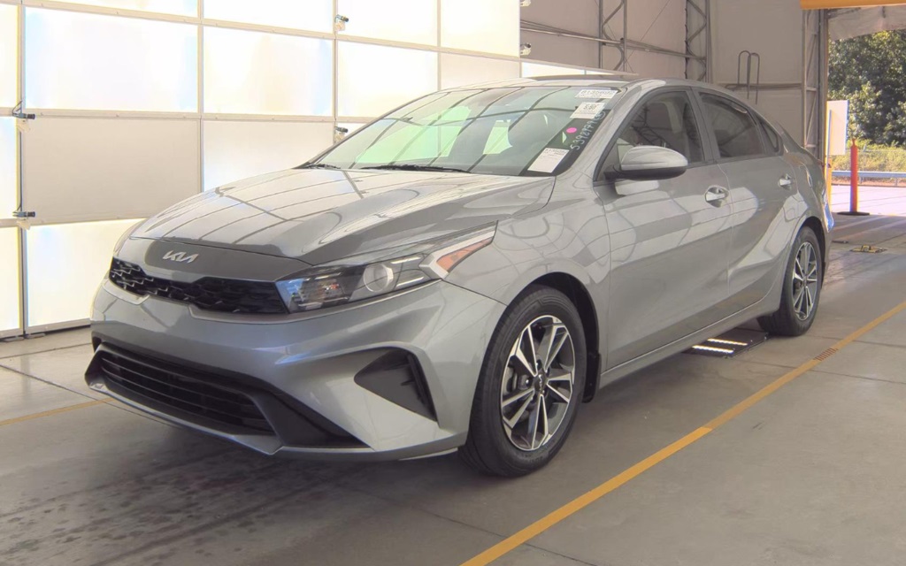 2024 Kia Forte LXS photo 2