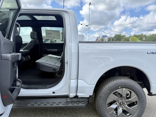 2025 Ford F-150 Lightning Lariat photo 33