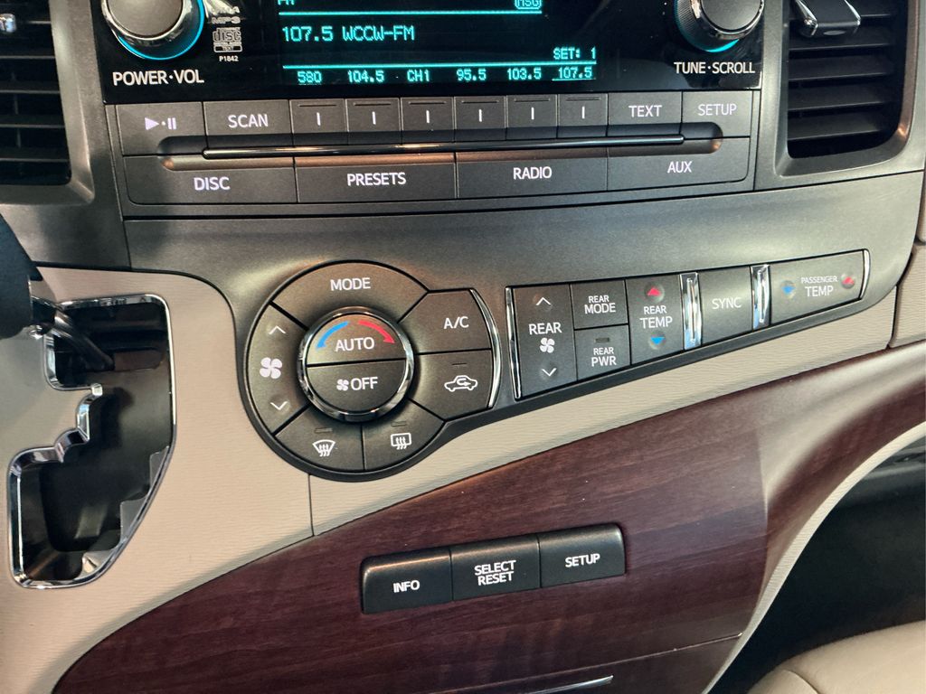 2013 Toyota Sienna XLE photo 18
