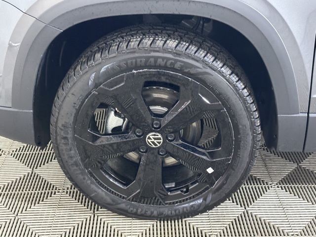 2025 Volkswagen Taos SEL photo 8