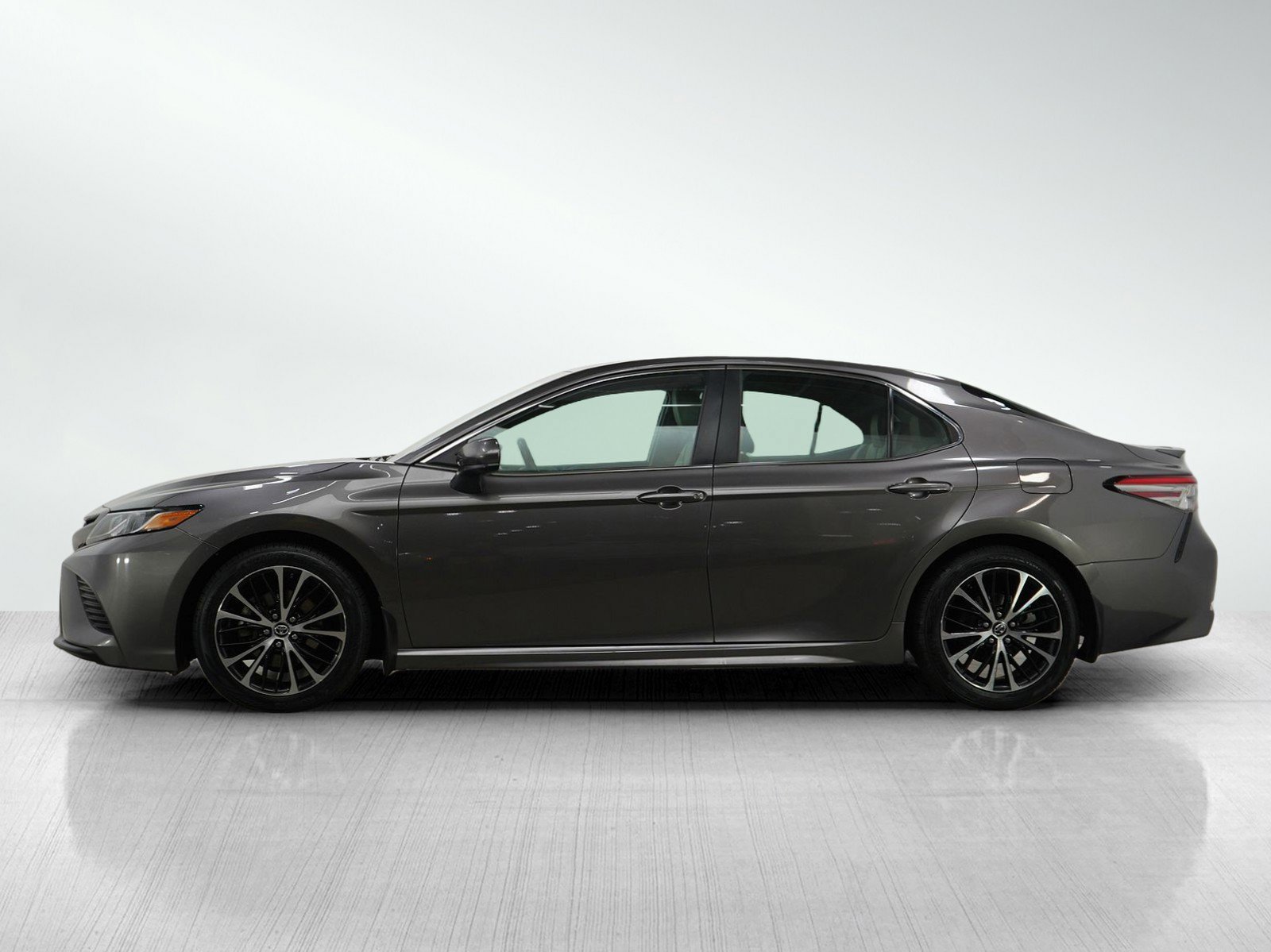 Used 2018 Toyota Camry SE with VIN 4T1B11HK7JU104847 for sale in Bloomington, Minnesota