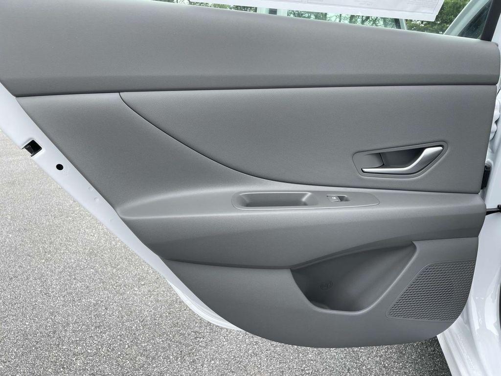 2025 Hyundai Elantra SEL Sport photo 2