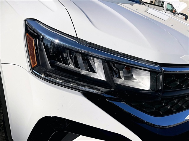 2023 Volkswagen Taos SE photo 28
