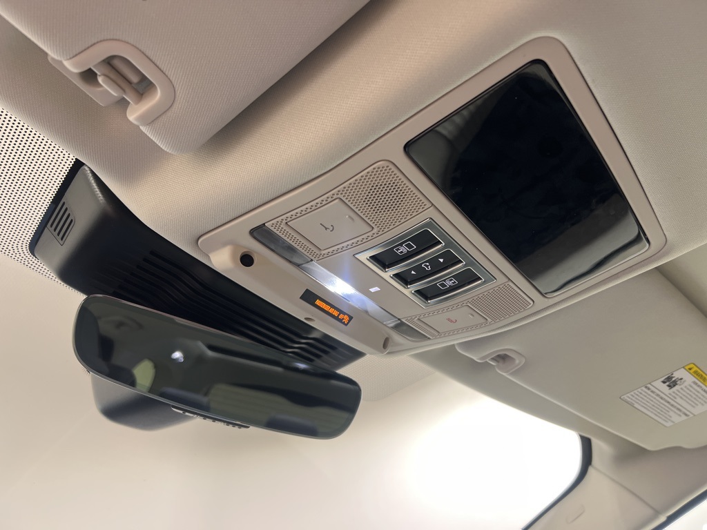 2025 Land Rover Discovery S photo 17