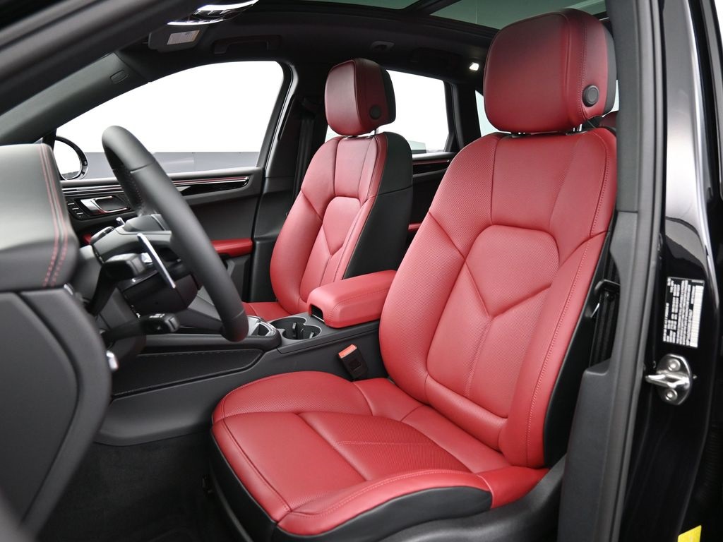 2025 Porsche Macan T photo 4