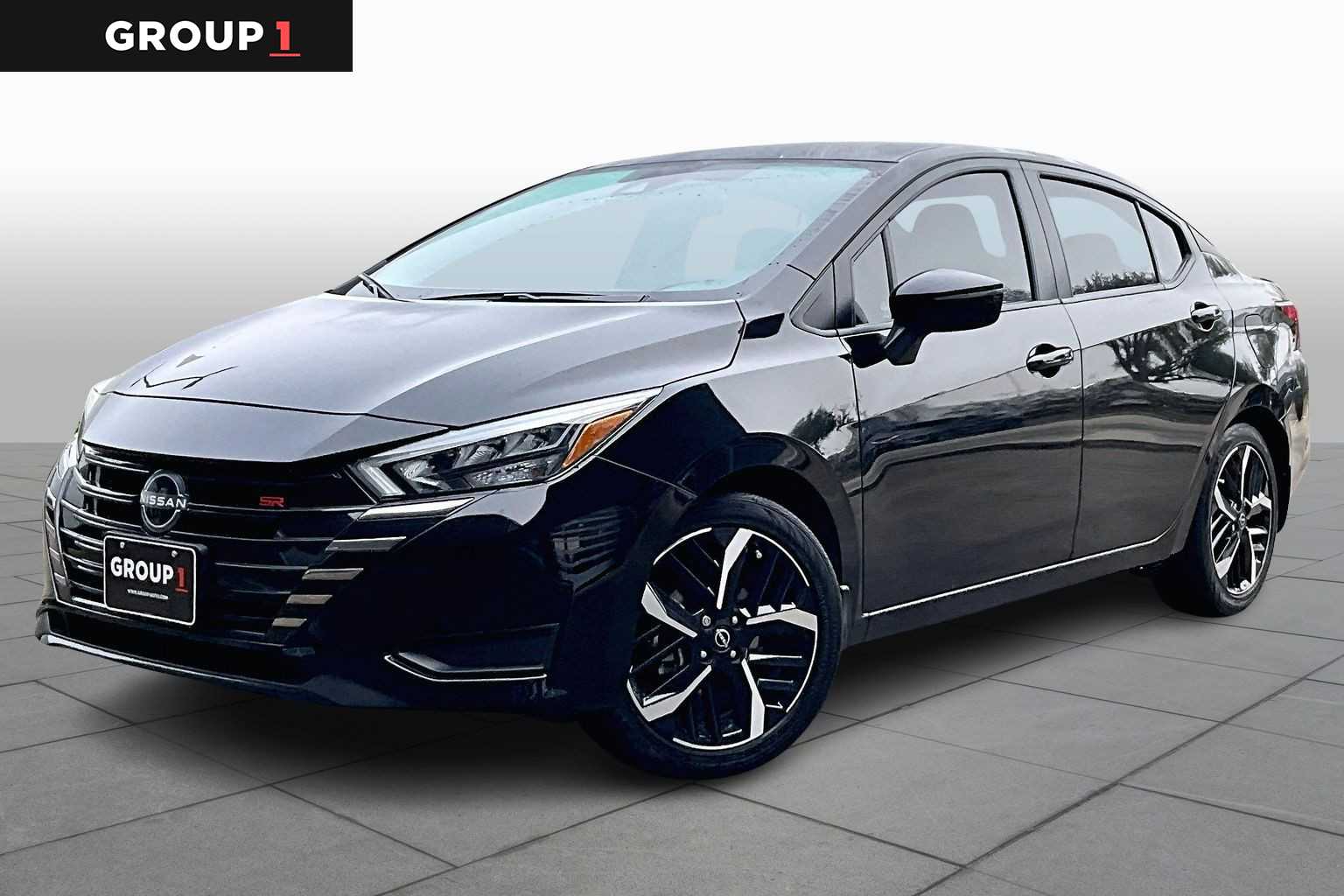 2025 Nissan Versa SR's photo