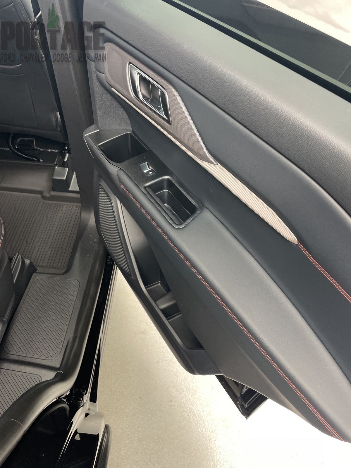 2025 Ford Explorer ST-Line photo 36