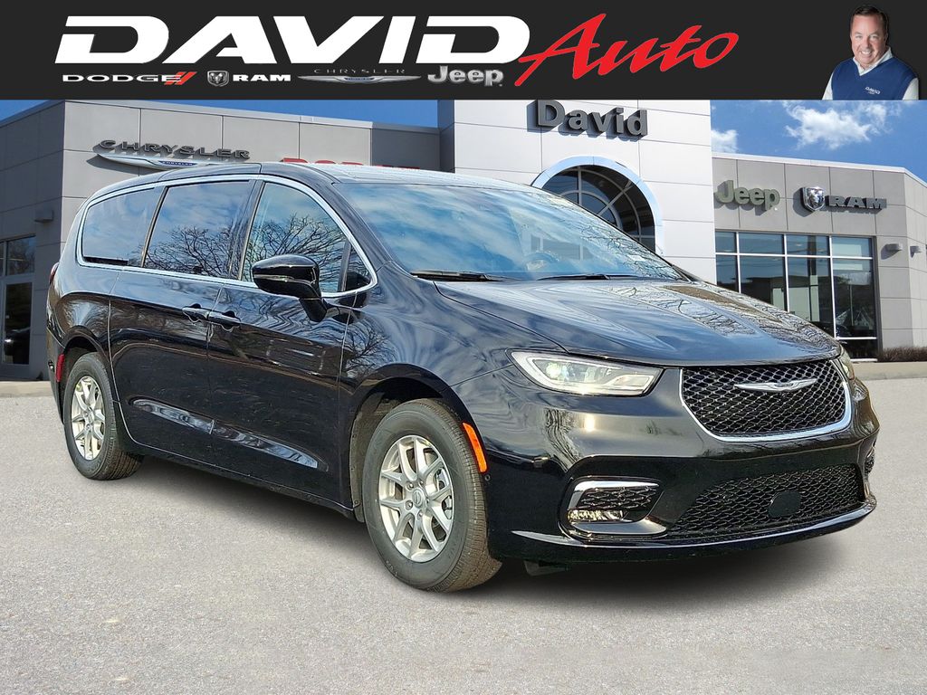 2026 Chrysler Pacifica Select's photo