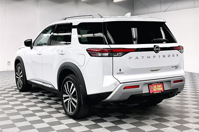 2025 Nissan Pathfinder Platinum photo 3