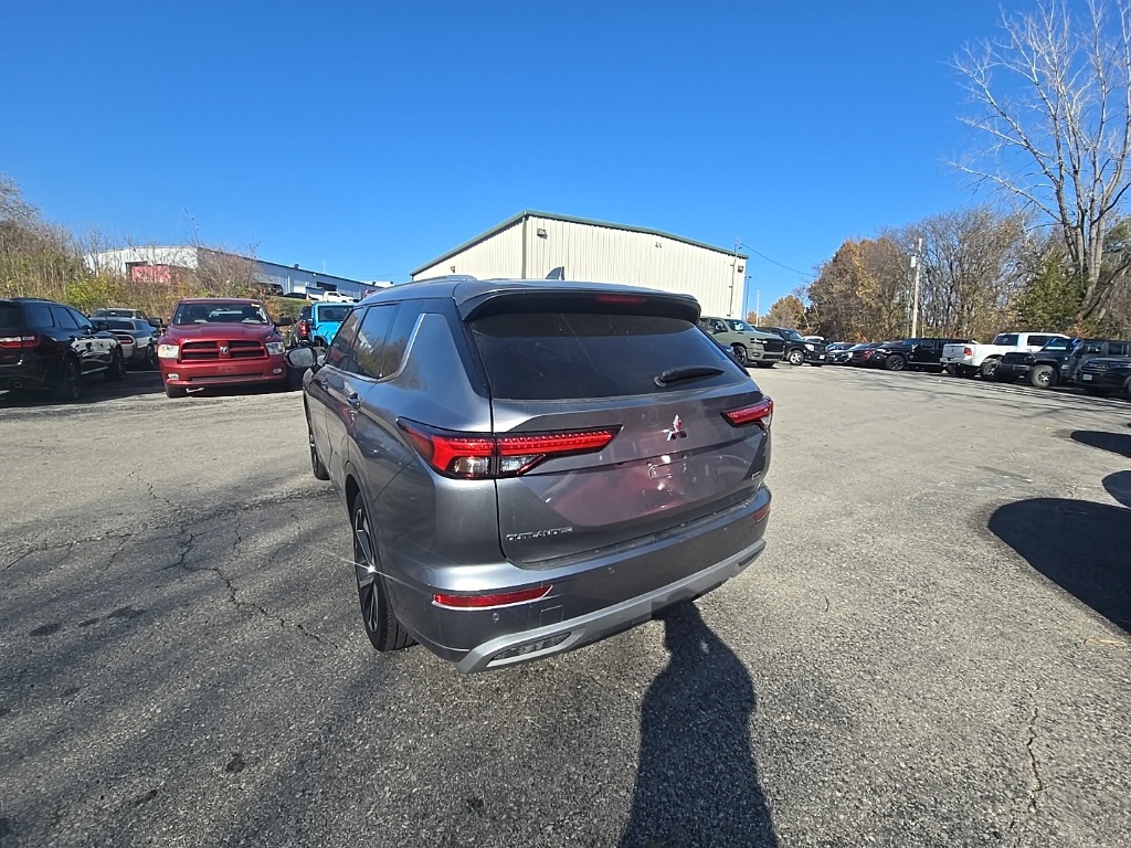 2022 Mitsubishi Outlander SEL photo 4