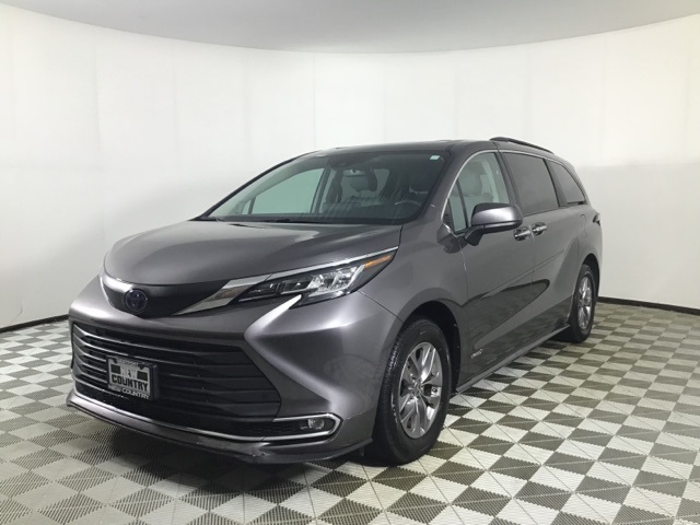 2021 Toyota Sienna XLE photo 3