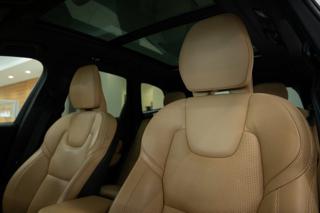 2022 Volvo XC60 B5 Inscription photo 17