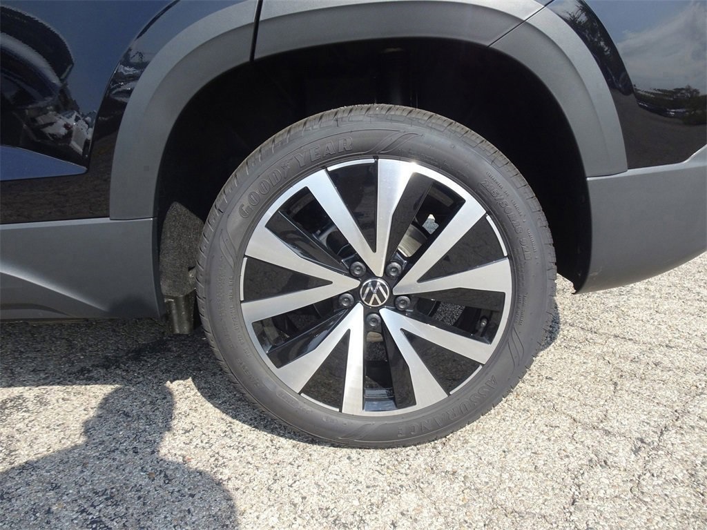 2024 Volkswagen Taos SE photo 2