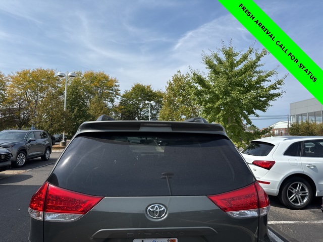 2011 Toyota Sienna LE photo 2