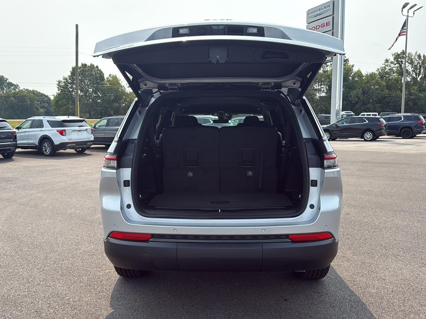 2025 Jeep Grand Cherokee Altitude photo 12