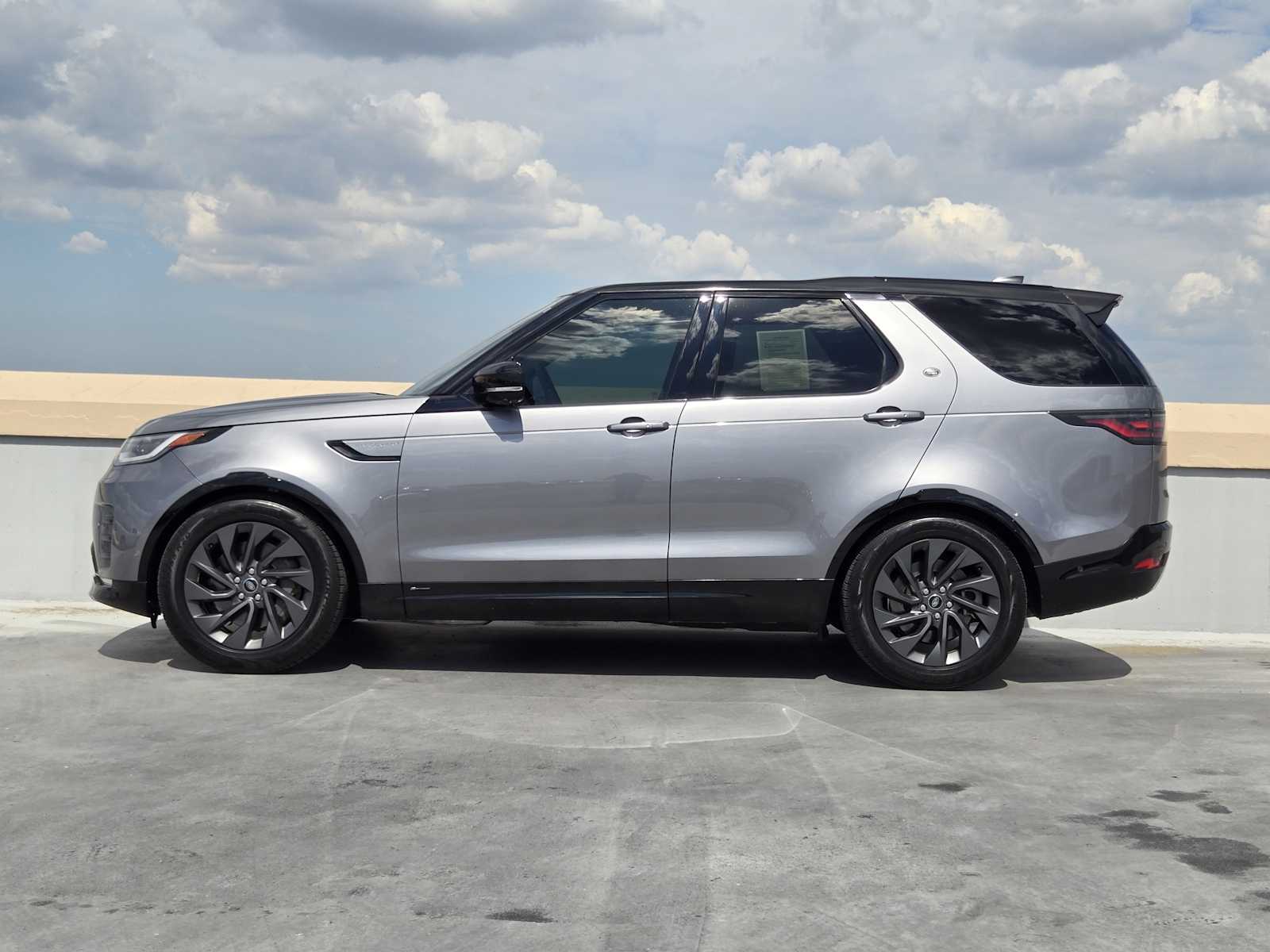 2022 Land Rover Discovery S R-Dynamic photo 4
